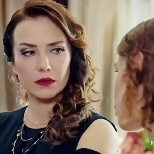 Deniz Uğur Instagram - Bu fotoğraf #KırgınÇiçekler dizisinden🦋
Videoyu izlemenizi öneririm.
➡️➡️➡️
İnsanlar sadece ikiye ayrılır; İyi insanlar ve kötü insanlar…. K*tliam sponsoru ülke halklarının kendi devletlerine öfkesi çığ gibi büyüyerek devam ediyor. Yakın gelecekte, Batı’da Kur’an okumayan kalmayabilir. Hayatın normale dönmesine izin vermiyorlar. Dikkatleri dağılmıyor, kanıksamıyorlar, unutmuyorlar. Birileri gibi “F*listin Edebiyatı”ndan sıkılmıyorlar. Bu anlamda, geçtiğimiz 70 günde bana iyi hissettiren şey hayatımda gerçekleşen arınma oldu. Sessizce benden uzaklaşanlardan memnunum. Çünkü sorun benimle aynı görüşlerde olmamaları değil, içlerindeki kompleksin onlar için “dostluğumuzun” anlamından daha büyük olmasıydı. Paylaşımlarımdan hoşlanmayıp yine de saygı duyabilirlerdi ama takipten çıkarak beni dışladıklarını belli etmek istediler. İnanılır gibi değil ama evet, bazısı işte bu kadar gelişmemiş oluyor. Oysa ki ben, onların hatrını kırmamak için hastalıklı selfie’lerini görmeye yıllarca katlanmıştım. Gönül rahatlığıyla söyleyebilirim; Sahtesiniz, bencilsiniz, yüzeysel, kıskanç, üstelik ırkçı ve faşistsiniz. Allah size acısın ve selâmet versin…
#FightBetweenGoodAndEvil