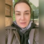 Deniz Uğur Instagram - Niye kendime bu kadar güvendiğimi anlamayıp “korkmuyor musun” diye soranlara ve “işsiz kalırsın” diye ihtar gönderenlere cevaben🦋 Bugün, savunduğum her davamda sonuna kadar HAKLIYIM. Desteksiz atmıyorum. O yüzden, ben susmayacağım. SİZ düzeleceksiniz👊🏼 Gençliğim boyunca tam bir hayalkırıklığı oldunuz, bari bu yaşımda ŞAŞIRTIN beni😉 Daha iyi bir dünyaya uyanacağımız günlere niyet ederek, hepinize GÜNAYDIN❤️ #Allahınİnsanları