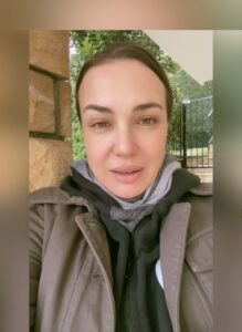 Deniz Uğur Instagram - Niye kendime bu kadar güvendiğimi anlamayıp “korkmuyor musun” diye soranlara ve “işsiz kalırsın” diye ihtar gönderenlere cevaben🦋 Bugün, savunduğum her davamda sonuna kadar HAKLIYIM. Desteksiz atmıyorum. O yüzden, ben susmayacağım. SİZ düzeleceksiniz👊🏼 Gençliğim boyunca tam bir hayalkırıklığı oldunuz, bari bu yaşımda ŞAŞIRTIN beni😉 Daha iyi bir dünyaya uyanacağımız günlere niyet ederek, hepinize GÜNAYDIN❤️ #Allahınİnsanları
