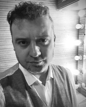 Denys Rodnianskyi Instagram - Дорогие 
Кастинг-директора!
Режиссёры!
Продюсеры!
Те, с кем ещё не успел познакомиться лично, и те, с кем уже давно - родные люди!

Этот пост - обращение к вам.

Я хочу сообщить, что в данный момент, продолжаю работать без агента. 
Так что звоните или пишите напрямую мне, буду рад. 
И да пребудет с нами КИНО!
#денисроднянский