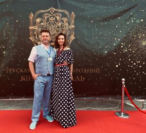 Denys Rodnianskyi Instagram - Ребята, почаще приглашайте своих любимых на красные дорожки. Расцветают неимоверно😉 #коронакарпат #кинофестиваль