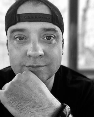 Denys Rodnianskyi Instagram - У каждого из нас есть двое предков в первом поколении (Папа/Мама), четверо предков во втором поколении (бабушки/дедушки), восемь - в третьем поколении, и т.д. Правильно?
А теперь прикол: в 40-м поколении (это всего лишь начало 11-го века) у всех нас, ныне живущих должно было быть 1000 миллиардов предков. Такое количество людей, НЕ жили на Земле за всю историю нашего вида...
Может мы все родственники? В чём фокус, кто знает? #денисроднянский