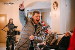 Denys Rodnianskyi Instagram - We will, we will ROCK YOU!!! Это «БУМ» микрофон на удочке, на который пишут звук на площадке. Кроме того, каждого актёра ещё озвучивают маленьким микрофоном под названием «петличка». Фото: @o.subotinas 
#сериалпес #никитапанфилов #михаилжонин #денисроднянский #wewillrockyou