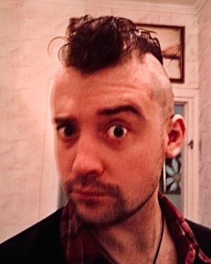 Denys Rodnianskyi Instagram - «В идеологии панка «ирокез» является символом борьбы против навязываемых обществом стереотипов». (Википедия)
Теперь стало понятно, почему тогда хотелось такую причёску😁🤘