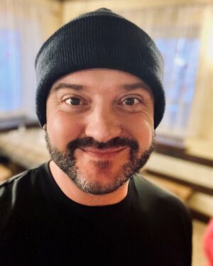 Denys Rodnianskyi Instagram - Научиться кататься на лыжах✅  Выспаться✅  Видеть горы каждое утро из окна✅  Не помнить какой день недели✅ Провести эфир с подъемника✅ Запостить 85 сториз за неделю✅ Наобщаться с семьей✅. Карпаты, дякую❤️ #денисроднянский #новыйгод2021