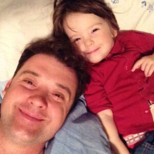 Denys Rodnianskyi Instagram - Батьки мають навчити своїх дітей бути щасливими, гармонійними, успішними, здоровими, гідними, добрими, розумними, і таке інше… Це факт. Принаймні для мене.
А от тепер найцікавіше. Є іще два факти, варті уваги:
1) Діти ніколи не бутуть робити, як ти кажеш, вони будуть робити як ти робиш.
2) Діти дуже уважно за тобою стежать, жоден твій недолік не залишиться для них непомітним.
Склавши це до купи, розумієш, що єдиний спосіб навчити дітей бути щасливими, успішними, розумними, гідними творцями власної долі, це СТАТИ ТАКИМ САМОМУ!
Вони це неодмінно помітять, і разом із тобою будуть змінюватися на краще.
Тож маємо чітке визначення: «Бути батьком - це найсуворіше випробування в житті. Шахрайство не пройде. Відкупитися не вийде. Скинути відповідальність на матір - це взагалі не по-пацанськи😉. Виявити волю, та змінити себе на краще - найскладніша задача в житті, але воно того варте. Адже мова йде про долю ваших дітей.
Із Днем Батька, вас брати💪🏻!
Будьмо такими, як ми хочемо, щоб стали наші діти!
#деньбатькаictv @ictvua