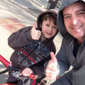 Denys Rodnianskyi Instagram - Батьки мають навчити своїх дітей бути щасливими, гармонійними, успішними, здоровими, гідними, добрими, розумними, і таке інше… Це факт. Принаймні для мене.
А от тепер найцікавіше. Є іще два факти, варті уваги:
1) Діти ніколи не бутуть робити, як ти кажеш, вони будуть робити як ти робиш.
2) Діти дуже уважно за тобою стежать, жоден твій недолік не залишиться для них непомітним.
Склавши це до купи, розумієш, що єдиний спосіб навчити дітей бути щасливими, успішними, розумними, гідними творцями власної долі, це СТАТИ ТАКИМ САМОМУ!
Вони це неодмінно помітять, і разом із тобою будуть змінюватися на краще.
Тож маємо чітке визначення: «Бути батьком - це найсуворіше випробування в житті. Шахрайство не пройде. Відкупитися не вийде. Скинути відповідальність на матір - це взагалі не по-пацанськи😉. Виявити волю, та змінити себе на краще - найскладніша задача в житті, але воно того варте. Адже мова йде про долю ваших дітей.
Із Днем Батька, вас брати💪🏻!
Будьмо такими, як ми хочемо, щоб стали наші діти!
#деньбатькаictv @ictvua