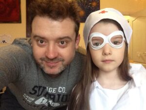 Denys Rodnianskyi Instagram - Батьки мають навчити своїх дітей бути щасливими, гармонійними, успішними, здоровими, гідними, добрими, розумними, і таке інше… Це факт. Принаймні для мене.
А от тепер найцікавіше. Є іще два факти, варті уваги:
1) Діти ніколи не бутуть робити, як ти кажеш, вони будуть робити як ти робиш.
2) Діти дуже уважно за тобою стежать, жоден твій недолік не залишиться для них непомітним.
Склавши це до купи, розумієш, що єдиний спосіб навчити дітей бути щасливими, успішними, розумними, гідними творцями власної долі, це СТАТИ ТАКИМ САМОМУ!
Вони це неодмінно помітять, і разом із тобою будуть змінюватися на краще.
Тож маємо чітке визначення: «Бути батьком - це найсуворіше випробування в житті. Шахрайство не пройде. Відкупитися не вийде. Скинути відповідальність на матір - це взагалі не по-пацанськи😉. Виявити волю, та змінити себе на краще - найскладніша задача в житті, але воно того варте. Адже мова йде про долю ваших дітей.
Із Днем Батька, вас брати💪🏻!
Будьмо такими, як ми хочемо, щоб стали наші діти!
#деньбатькаictv @ictvua