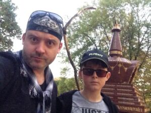 Denys Rodnianskyi Instagram - Батьки мають навчити своїх дітей бути щасливими, гармонійними, успішними, здоровими, гідними, добрими, розумними, і таке інше… Це факт. Принаймні для мене.
А от тепер найцікавіше. Є іще два факти, варті уваги:
1) Діти ніколи не бутуть робити, як ти кажеш, вони будуть робити як ти робиш.
2) Діти дуже уважно за тобою стежать, жоден твій недолік не залишиться для них непомітним.
Склавши це до купи, розумієш, що єдиний спосіб навчити дітей бути щасливими, успішними, розумними, гідними творцями власної долі, це СТАТИ ТАКИМ САМОМУ!
Вони це неодмінно помітять, і разом із тобою будуть змінюватися на краще.
Тож маємо чітке визначення: «Бути батьком - це найсуворіше випробування в житті. Шахрайство не пройде. Відкупитися не вийде. Скинути відповідальність на матір - це взагалі не по-пацанськи😉. Виявити волю, та змінити себе на краще - найскладніша задача в житті, але воно того варте. Адже мова йде про долю ваших дітей.
Із Днем Батька, вас брати💪🏻!
Будьмо такими, як ми хочемо, щоб стали наші діти!
#деньбатькаictv @ictvua