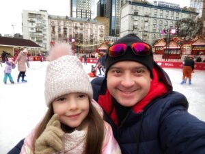 Denys Rodnianskyi Instagram - Батьки мають навчити своїх дітей бути щасливими, гармонійними, успішними, здоровими, гідними, добрими, розумними, і таке інше… Це факт. Принаймні для мене.
А от тепер найцікавіше. Є іще два факти, варті уваги:
1) Діти ніколи не бутуть робити, як ти кажеш, вони будуть робити як ти робиш.
2) Діти дуже уважно за тобою стежать, жоден твій недолік не залишиться для них непомітним.
Склавши це до купи, розумієш, що єдиний спосіб навчити дітей бути щасливими, успішними, розумними, гідними творцями власної долі, це СТАТИ ТАКИМ САМОМУ!
Вони це неодмінно помітять, і разом із тобою будуть змінюватися на краще.
Тож маємо чітке визначення: «Бути батьком - це найсуворіше випробування в житті. Шахрайство не пройде. Відкупитися не вийде. Скинути відповідальність на матір - це взагалі не по-пацанськи😉. Виявити волю, та змінити себе на краще - найскладніша задача в житті, але воно того варте. Адже мова йде про долю ваших дітей.
Із Днем Батька, вас брати💪🏻!
Будьмо такими, як ми хочемо, щоб стали наші діти!
#деньбатькаictv @ictvua
