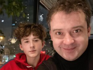 Denys Rodnianskyi Instagram - Батьки мають навчити своїх дітей бути щасливими, гармонійними, успішними, здоровими, гідними, добрими, розумними, і таке інше… Це факт. Принаймні для мене.
А от тепер найцікавіше. Є іще два факти, варті уваги:
1) Діти ніколи не бутуть робити, як ти кажеш, вони будуть робити як ти робиш.
2) Діти дуже уважно за тобою стежать, жоден твій недолік не залишиться для них непомітним.
Склавши це до купи, розумієш, що єдиний спосіб навчити дітей бути щасливими, успішними, розумними, гідними творцями власної долі, це СТАТИ ТАКИМ САМОМУ!
Вони це неодмінно помітять, і разом із тобою будуть змінюватися на краще.
Тож маємо чітке визначення: «Бути батьком - це найсуворіше випробування в житті. Шахрайство не пройде. Відкупитися не вийде. Скинути відповідальність на матір - це взагалі не по-пацанськи😉. Виявити волю, та змінити себе на краще - найскладніша задача в житті, але воно того варте. Адже мова йде про долю ваших дітей.
Із Днем Батька, вас брати💪🏻!
Будьмо такими, як ми хочемо, щоб стали наші діти!
#деньбатькаictv @ictvua