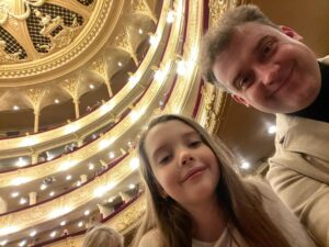 Denys Rodnianskyi Instagram - Батьки мають навчити своїх дітей бути щасливими, гармонійними, успішними, здоровими, гідними, добрими, розумними, і таке інше… Це факт. Принаймні для мене.
А от тепер найцікавіше. Є іще два факти, варті уваги:
1) Діти ніколи не бутуть робити, як ти кажеш, вони будуть робити як ти робиш.
2) Діти дуже уважно за тобою стежать, жоден твій недолік не залишиться для них непомітним.
Склавши це до купи, розумієш, що єдиний спосіб навчити дітей бути щасливими, успішними, розумними, гідними творцями власної долі, це СТАТИ ТАКИМ САМОМУ!
Вони це неодмінно помітять, і разом із тобою будуть змінюватися на краще.
Тож маємо чітке визначення: «Бути батьком - це найсуворіше випробування в житті. Шахрайство не пройде. Відкупитися не вийде. Скинути відповідальність на матір - це взагалі не по-пацанськи😉. Виявити волю, та змінити себе на краще - найскладніша задача в житті, але воно того варте. Адже мова йде про долю ваших дітей.
Із Днем Батька, вас брати💪🏻!
Будьмо такими, як ми хочемо, щоб стали наші діти!
#деньбатькаictv @ictvua