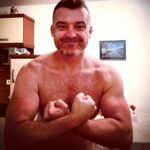 Denys Rodnianskyi Instagram – Сьогодні донька мені сказала, що найсвітлішу посмішку мають найсумніші люди. 
Просто так сказала без приводу…
Я як раз останнім часом часто думав про те, що, чим вразливіший ти всередині, тим сильнішим маєш бути зовні. Інакше – зрада, знищення і забуття.
Світ настільки ж жорстокий, наскільки і прекрасний.
Пильнуйте…