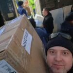 Denys Rodnianskyi Instagram - Коли вас четверо, і ви маєте завантажити два з половиною вагони гуманітарки, стає трохи сумно. Але варто лише почати. Підходять перехожі, і стають в ланцюжок. За 5 хвилин нас було вже 45 людей. І от стою я такий, передаю коробки, і помічаю раптом, що ліворуч від мене працює алкоголік - бомжуватого виду, а праворуч працює чоловік, що приїхав на лексусі. Весь народ, не зважаючи на статус, релігію, вік і політичні погляди робить єдину справу. Захищає свій дім від зла! Українці, ви дивовижні💛💙 Ми обов‘язково відіб‘ємося✊