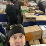 Denys Rodnianskyi Instagram - Коли вас четверо, і ви маєте завантажити два з половиною вагони гуманітарки, стає трохи сумно. Але варто лише почати. Підходять перехожі, і стають в ланцюжок. За 5 хвилин нас було вже 45 людей. І от стою я такий, передаю коробки, і помічаю раптом, що ліворуч від мене працює алкоголік - бомжуватого виду, а праворуч працює чоловік, що приїхав на лексусі. Весь народ, не зважаючи на статус, релігію, вік і політичні погляди робить єдину справу. Захищає свій дім від зла! Українці, ви дивовижні💛💙 Ми обов‘язково відіб‘ємося✊