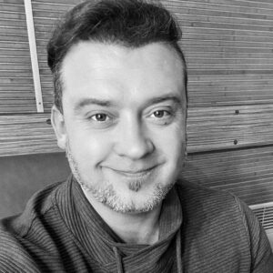 Denys Rodnianskyi Instagram - Лайфхак: 
Бывают люди в жизни, с которыми, мы расстаёмся «не по хорошему». Ничего не поделать, сэляви…

Чаще всего после таких отношений остаются неприятные чувства: гнев, обиды, претензии, и т.д.. Ходишь, такой, и в мыслях продолжаешь с ним / ней разговаривать и снова заводиться… 
И жизнь - г@вно. Но мир-то не поменялся, просто возникла странная ситуация: вроде этого человека в твоей жизни больше нет, но отношения с ним / ней, продолжают отравлять твой внутренний мир…

Так в чём, собственно лайфхак?😁

Если вспомнить все хорошие моменты, которые вы вместе пережили, зафиксировать в сознании максимально позитивный образ этого человека, насколько это возможно, поблагодарить его / ее за всё хорошее и отпустить в таком состоянии, то всё налаживается. Причём мгновенно!

И живешь себе дальше, не тратя ни грамма энергии на то, чего уже нет… 
И жизнь становится прекрасна. А, ведь, по сути ничего не произошло😉
Пользуйтесь…

#денисроднянский
