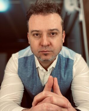 Denys Rodnianskyi Instagram - Дорогие 
Кастинг-директора!
Режиссёры!
Продюсеры!
Те, с кем ещё не успел познакомиться лично, и те, с кем уже давно - родные люди!

Этот пост - обращение к вам.

Я хочу сообщить, что в данный момент, продолжаю работать без агента. 
Так что звоните или пишите напрямую мне, буду рад. 
И да пребудет с нами КИНО!
#денисроднянский