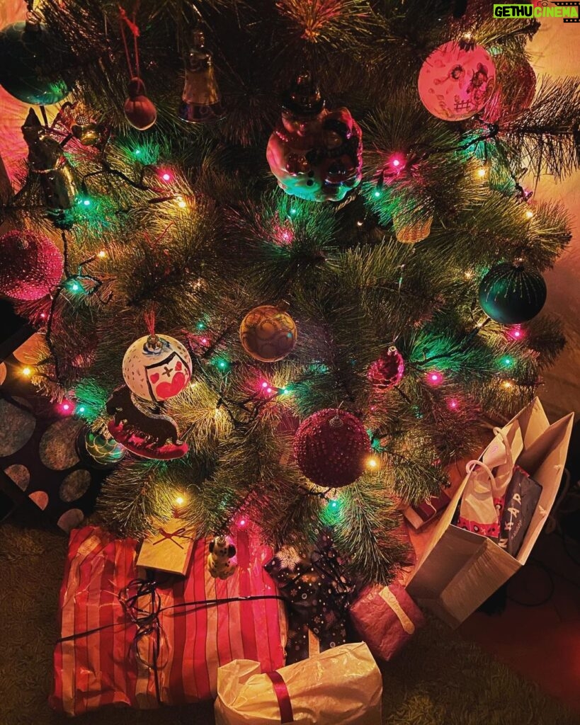 Denys Rodnianskyi Instagram - В детстве я думал, что Деда Мороза на самом деле два: Один приходит к нам в садик, ставит детей на стульчик, заставляет рассказывать стишок, и дарит за это «подарок» на самом деле - конфеты, и второй - настоящий, который заходит в дом ночью, проходит к самой ёлке, выкладывает из мешка шелестящие подарки, и уходит никого ни разу не разбудив. Вот это магия🤩 #новыйгод2022