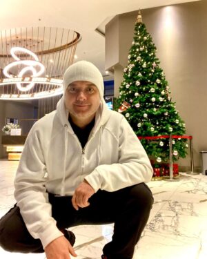 Denys Rodnianskyi Instagram - С Рождеством всех нас, друзья! Для меня оно стало самым экстремальным за всю жизнь😅 
В целом, за 40 лет, я уже в курсе, что немного подорванный, но за эти 3 дня ТАКОЕ учудил, что до сих пор не могу поверить 🤯. 
В следующем посте видео: «Как это было»!

Интересно???

Монтирую дрожащими пальцами👻😄
 #денисроднянский #рождество #christmas