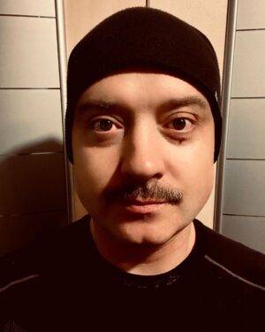 Denys Rodnianskyi Instagram - С усами, или без?
#денисроднянский