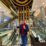 Denys Rodnianskyi Instagram - Что я понял за 1-й месяц здорового питания? 1. Она всё таки существует! Жизнь без сахара, алкоголя и хлеба. Я, так же, не умер без соусов, жаренного и жирного, без чего не представлял себе жизни раньше. И самое удивительное, что за это время я НИ РАЗУ не почувствовал… ГОЛОДА😳 2. Ликвидация лишнего веса происходит именно за счёт питания, а не голодания, как принято считать! (Голодание тоже полезная процедура, но для других целей). Есть нужно! Главное знать ЧТО есть и КОГДА☝️ 3. Сбросить 8-10 лишних кг. за месяц - реально как в 20, так и в 40+, и не рассказывайте мне про замедление метаболизма, оно конечно присутствует, но в значительно меньшей степени, чем мы на него ссылаемся. Обязательное условие, что бы у вас были эти 8-10 лишних кг.😁 4. Весь процесс должен проходить без фанатизма и под наблюдением профессионалов. По тому что, см. следующий пункт😁 5. «Надежное похудение надолго» получается только тогда, когда это НЕ ЦЕЛЬ, а всего лишь побочный эффект наладки здоровых процессов вашего организма. По этому ещё раз - Без фанатизма!!! 6. Без поддержки - никак. Особая благодарность @marianarodnianska и @anna_malynovskaya вдохновение, контроль, волшебные пендали, мотивацию, правильное ПО, а так же за идеи #зожрецепты и их реализацию в #едадэна Все права защищены, все пункты проверены на себе😁 Итоги 1-го месяца подведём на эфире 28.11. Кто хочет поделиться своими успехами в рамках #едадэна , подключайтесь.😁✌️ #денисроднянский #едадэна