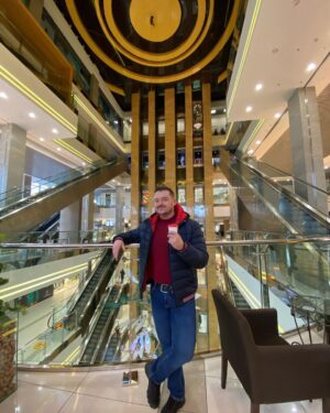 Denys Rodnianskyi Instagram - Что я понял за 1-й месяц здорового питания?

1. Она всё таки существует! Жизнь без сахара, алкоголя и хлеба. Я, так же, не умер без соусов, жаренного и жирного, без чего не представлял себе жизни раньше. И самое удивительное, что за это время я НИ РАЗУ не почувствовал… ГОЛОДА😳

2. Ликвидация лишнего веса происходит именно за счёт питания, а не голодания, как принято считать! (Голодание тоже полезная процедура, но для других целей). Есть нужно! Главное знать ЧТО есть и КОГДА☝️

3. Сбросить 8-10 лишних кг. за месяц - реально как в 20, так и в 40+, и не рассказывайте мне про замедление метаболизма, оно конечно присутствует, но в значительно меньшей степени, чем мы на него ссылаемся. Обязательное условие, что бы у вас были эти 8-10 лишних кг.😁

4. Весь процесс должен проходить без фанатизма и под наблюдением профессионалов. По тому что, см. следующий пункт😁

5. «Надежное похудение надолго» получается только тогда, когда это НЕ ЦЕЛЬ, а всего лишь побочный эффект наладки здоровых процессов вашего организма. По этому ещё раз - Без фанатизма!!!

6. Без поддержки - никак. Особая благодарность @marianarodnianska и @anna_malynovskaya вдохновение, контроль, волшебные пендали, мотивацию, правильное ПО, а так же за идеи #зожрецепты и их реализацию в #едадэна 

Все права защищены, все пункты проверены на себе😁

Итоги 1-го месяца подведём на эфире 28.11. Кто хочет поделиться своими успехами в рамках #едадэна , подключайтесь.😁✌️
#денисроднянский #едадэна