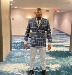 Derek Brunson Instagram - Headed to the arena . Time to clock in ! #BlondeBrunson . Thanks to everyone who supports my journey . Let’s work. God bless 😤 👔 @markrussellco