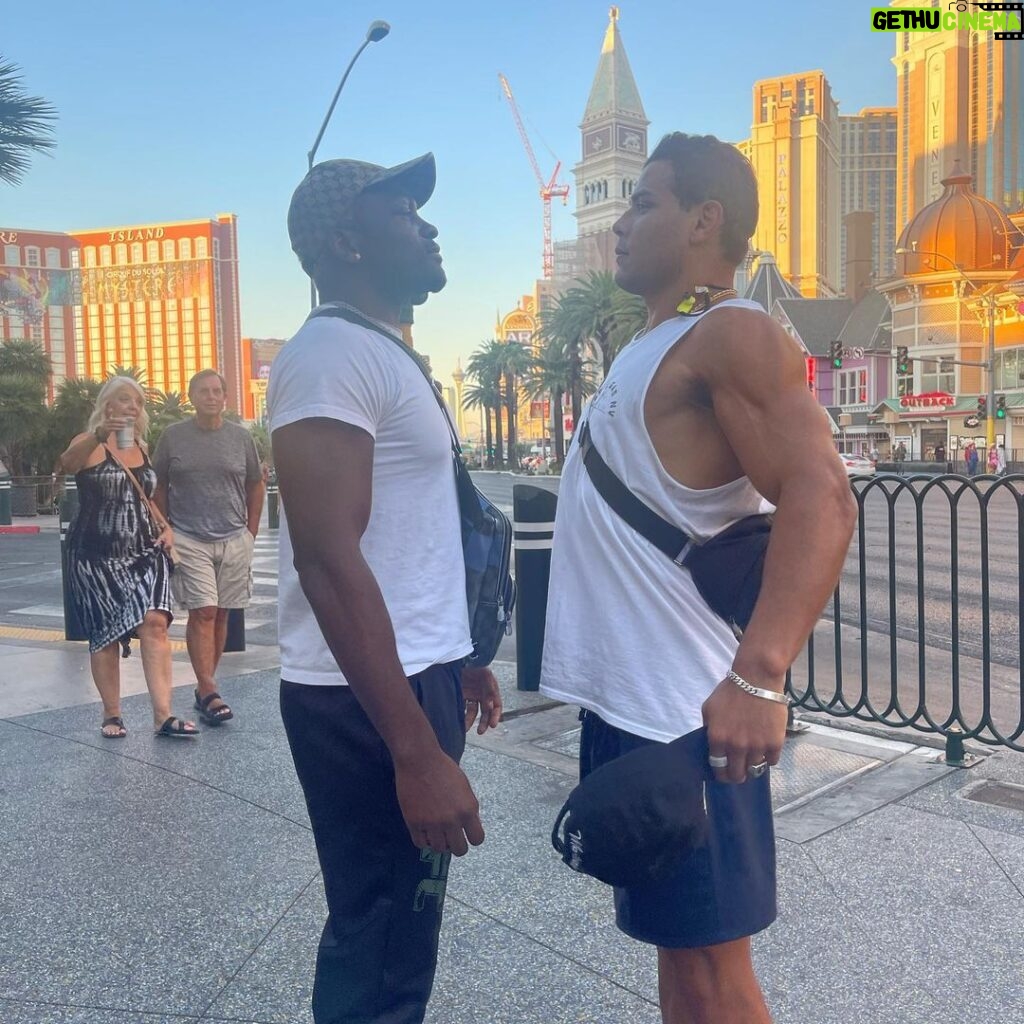 Derek Brunson Instagram - .@BorrachinhaMMA blink 3 times if you need help. He tried to do a peace offering , doing the Blonde Brunson pose on site . SOON 😤👱🏾‍♂️ #NoSecretJuice Las Vegas, Nevada
