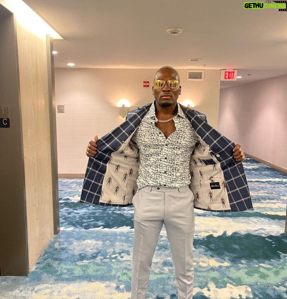 Derek Brunson Instagram - Headed to the arena . Time to clock in ! #BlondeBrunson . Thanks to everyone who supports my journey . Let’s work. God bless 😤 👔 @markrussellco Houston, Texas