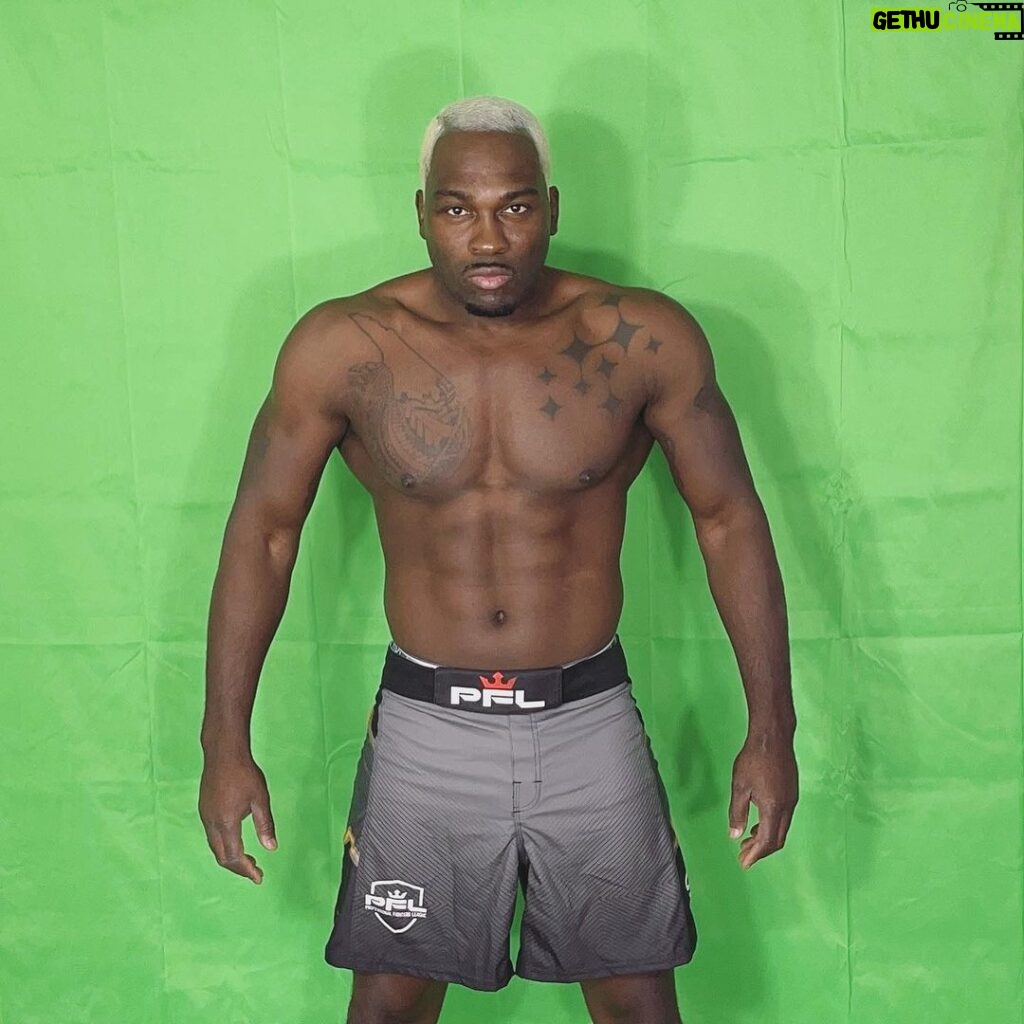 Derek Brunson Instagram - New kid on the block . BLONDE BRUNSON 2.0🤌🏾💰. Million dollar tournament incoming ! I started focusing more on my road work for the first time in my career . Putting in work with @everlast gear & @resilitesportsproducts new Hybrid mats. Only up ! #PFL Wilmington, North Carolina