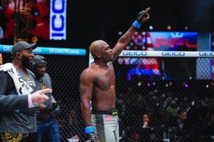Derek Brunson Instagram - PFL recap: spinning s**t , I had fun fighting once again . I ran 10-15 miles for the last 8 weeks . I went 3 rounds without tiring . We can build on that ! Inch by inch #PFL 👱🏾‍♂️blonde brunson undefeated . Thank you DC the crowd was great. I felt at home