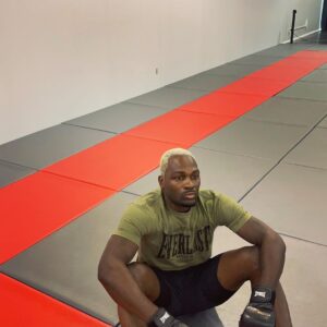 Derek Brunson Instagram - New kid on the block . BLONDE BRUNSON 2.0🤌🏾💰. Million dollar tournament incoming ! I started focusing more on my road work for the first time in my career . Putting in work with @everlast gear & @resilitesportsproducts new Hybrid mats. Only up ! #PFL
