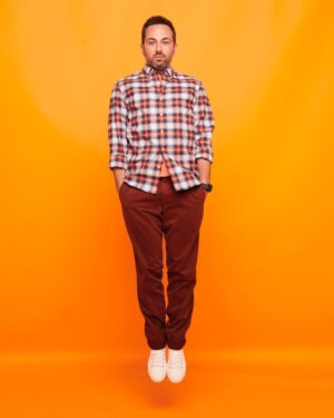 Derek Muller Instagram - Hey! I’m on TikTok @veritasium🤷🏻‍♂️
Things have been a bit up in the air but always good to try new things including when Youtube said orange was my color and they wanted to take studio portraits so here we are. Thanks to photographer @eccles