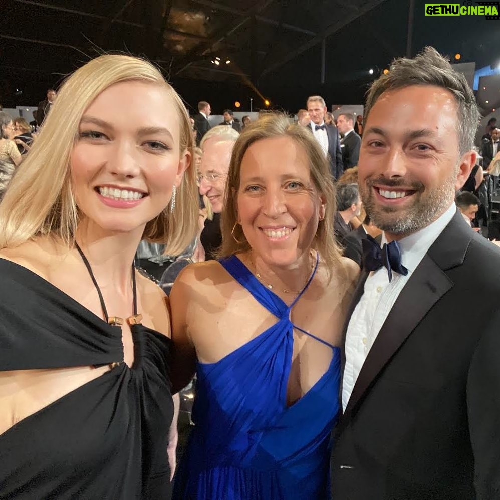 Derek Muller Instagram - Great to be reunited with @karliekloss and YT CEO @susanwojcicki at the #breakthroughprize this year!