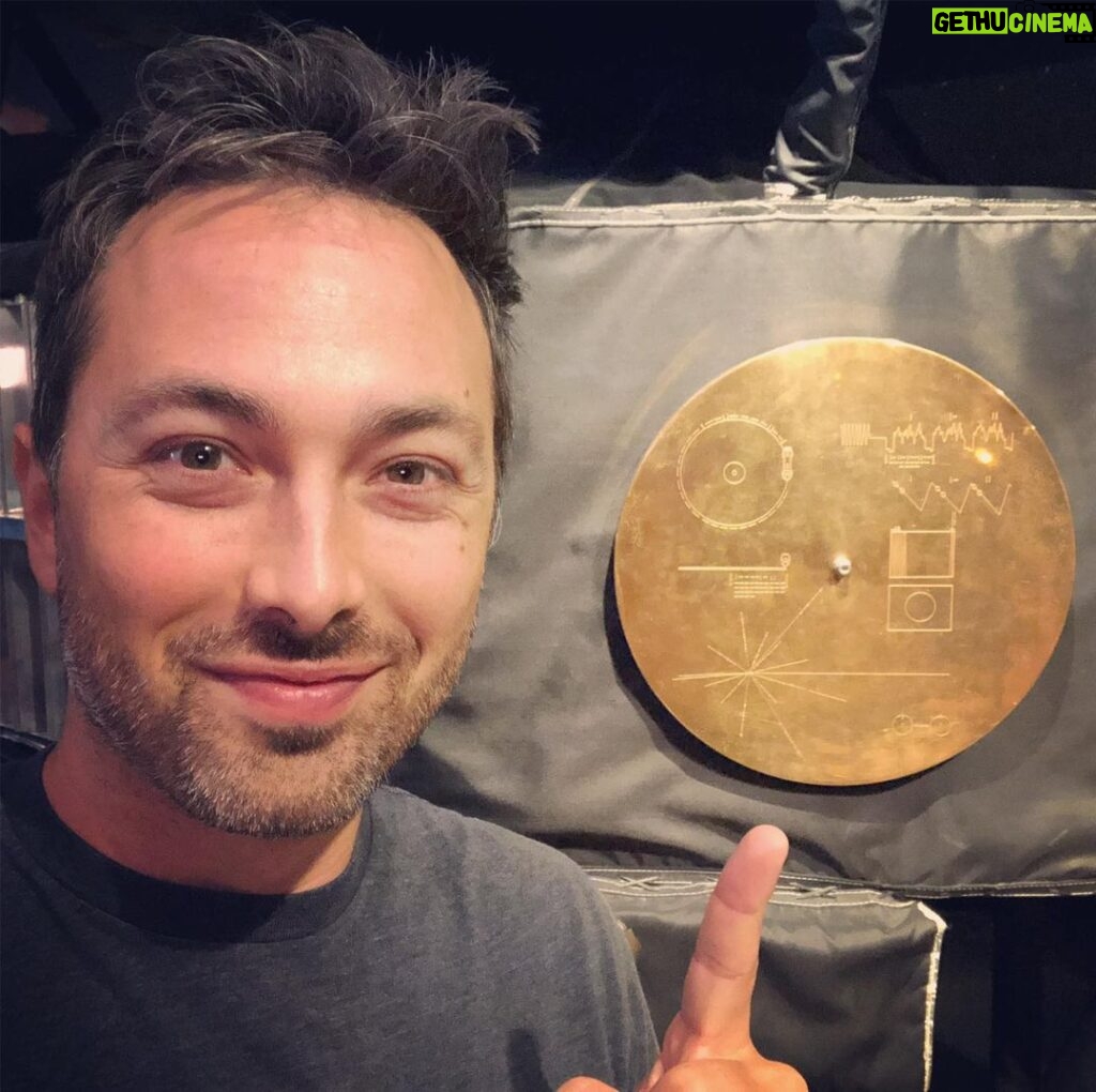 Derek Muller Instagram - This disk includes instructions for how to decode video. If aliens get it right, the first image they will see is a circle, hence that diagram. NASA Jet Propulsion Laboratory