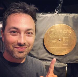 Derek Muller Instagram - This disk includes instructions for how to decode video. If aliens get it right, the first image they will see is a circle, hence that diagram.