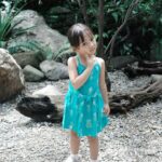 Devi Kinal Putri Instagram - ceritanya kebun binatang saat tidak hujan. jadi bukan tempat rahasia jalan-jalannya tapi tetep sambil berpegang tangan. 🩷🩷🩷🩷