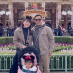 Devi Kinal Putri Instagram - living in color akhirnya setelah menunda lama aku edit juga. supaya bisa nonton lagi huhu berandai semoga nanti balik lagi. tapi pas tinggi anak-anak cukup jadi bisa main wahana yang WOW hahaha seneng banget aku di notice oshi🩷😭☺️ #disneylandtokyo #40thdisneytokyo #autumntrip