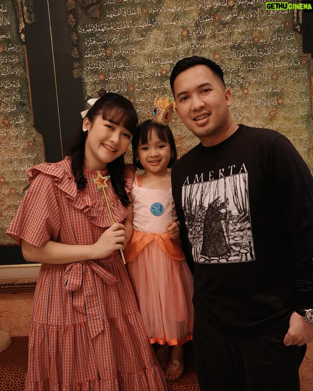 Devi Kinal Putri Instagram - tiga kepribadian yang berbeda terpampang jelas dalam pemilihan outfit🥹🩷