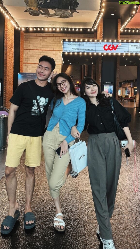 Devi Kinal Putri Instagram - update aja wkwkwkwkkkwk