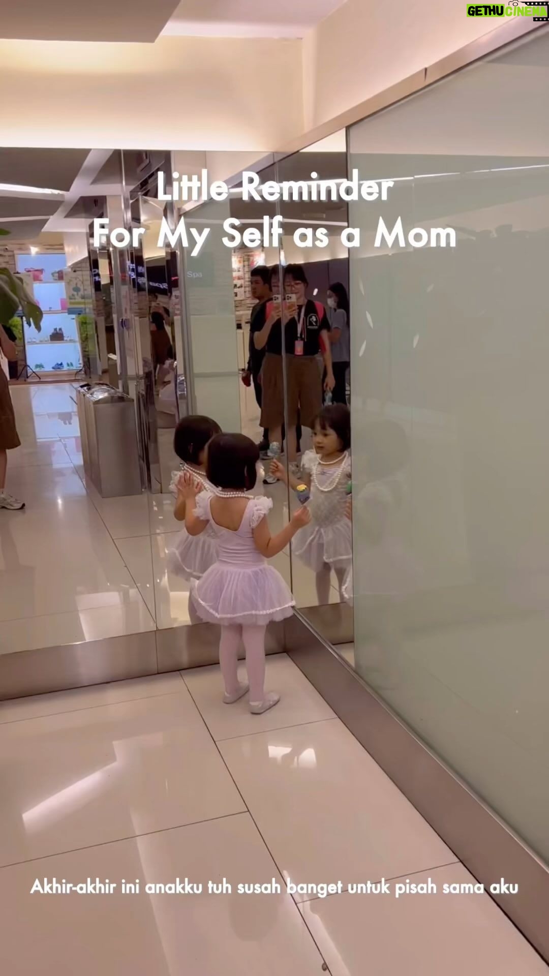 Devi Kinal Putri Instagram - Bunda sedang mengingatkan diri sendiri. satu bulan yang sangat pusing bagiku. selalu kuat kuat kuat. semangat pokony ajahahahahahahah kalung buatan aku iseng malah dia pake🫶🏻 #daughter #balletclass #selfreminder