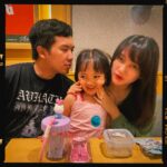 Devi Kinal Putri Instagram - karena sekarang kaluna sudah bawel, mau belanja hello kitty. okelah. kuantar dia ke tokonya. dia beli 2 item, mamaknya beli 4 item HAHAHAHA kok 3 tahun udah bisa gini si🥲🥲🥲🥲🥲cepet banget besarnya🥲 (jangan kaget ya liat baju inj terus) hahahahah