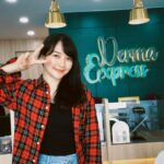 Devi Kinal Putri Instagram - aku mau rekomendasi tempat treatment di Jakarta Selatan, kalo aku treatment di Derma Express Cipete. Hari ini aku treatment Anti Redness Package karna concern aku emang sama bekas jerawat aku yang merah bangettt, terus sama meso pipi biar lemaknya hancur (tentu disertai olahraga ya) . suka banget pelayanan disini cepet, dokternya responsif dan kasih solusi. love 😍 #cakepterjangkaudermaexpressaja