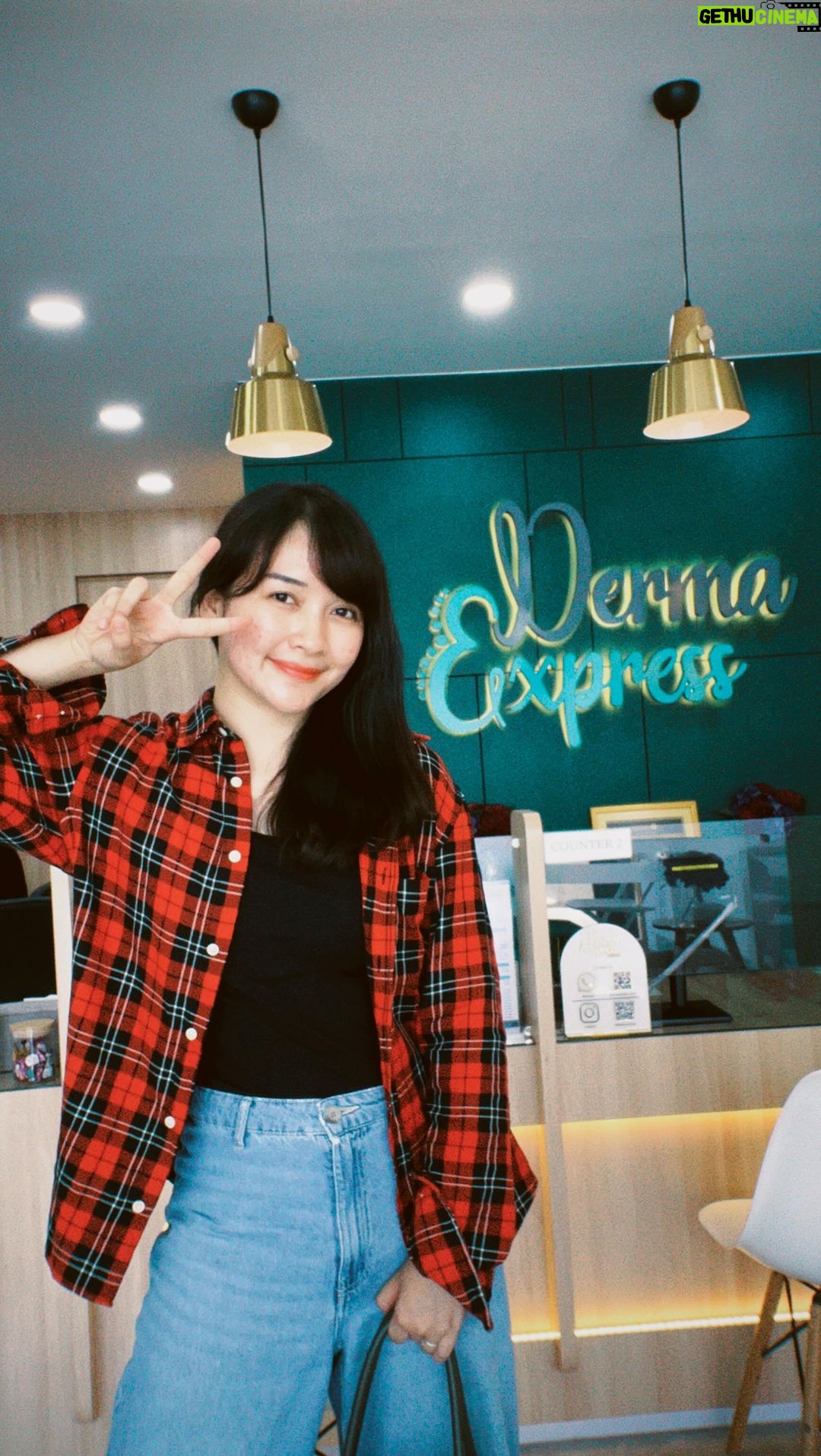 Devi Kinal Putri Instagram - aku mau rekomendasi tempat treatment di Jakarta Selatan, kalo aku treatment di Derma Express Cipete. Hari ini aku treatment Anti Redness Package karna concern aku emang sama bekas jerawat aku yang merah bangettt, terus sama meso pipi biar lemaknya hancur (tentu disertai olahraga ya) . suka banget pelayanan disini cepet, dokternya responsif dan kasih solusi. love 😍 #cakepterjangkaudermaexpressaja