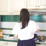 Devi Kinal Putri Instagram - Semenjak jadi ibu, masak jadi salah satu pekerjaan yang menyenangkan, tapi ampunnn deh kalau udah cuci piring 🫠 Untung aku pake sabun cuci piringnya dari @bagus.idn jadi ga perlu effort langsung sat set kinclong semua, buibu… beneran deh BAGUS ini membantu sekali! Buat kita beresin rumah jadi lebih mudah #PALUBADA #MauBagusIngatBagus