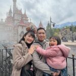 Devi Kinal Putri Instagram - 2,5 jam ngantri. 1 jam gendong kal tidur siang, hahahaha kenapa ga beli fast pass? udah habis guys🥺😭 tapi pengen banget naik ini karna kata orang sebagus itu. ternyata iyaa bagus banget. walau kaki jadi jompo . untung cuacanya bagus jadi antri kaya gini gapapa hehehe . kal awalnya pikir ini monster jadi takut, tapi setelah ke wahana ini dia jadi fans beauty and the beast hahaha. . . semoga bisa lihat beauty and the beast lagi😭🩷🙏🏻