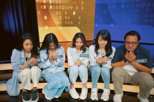 Devi Kinal Putri Instagram - doa dulu aja ya! wkwkwk
jangan lupa nnti nntn jam 19.30 di mnc tv ya!
team awan!