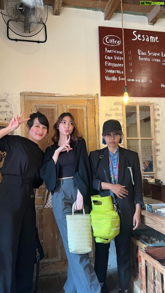 Devi Kinal Putri Instagram - jalan-jalan di kemang. ngomongin a sampe z gajelas wkwwkkwkwk . . #kemang