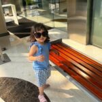Devi Kinal Putri Instagram - memang waktu ulang tahun kadonya kaluna kita bukanya satu-satu karna hampir semua mainannya gatcha begitu deh. termasuk #barbie #barbiecolorreveal ini. jadi ini video juni sih cuma baru di cut cut wkwk. karna dia juga seneng nonton dirinya buka mainan #unboxing😂🥹