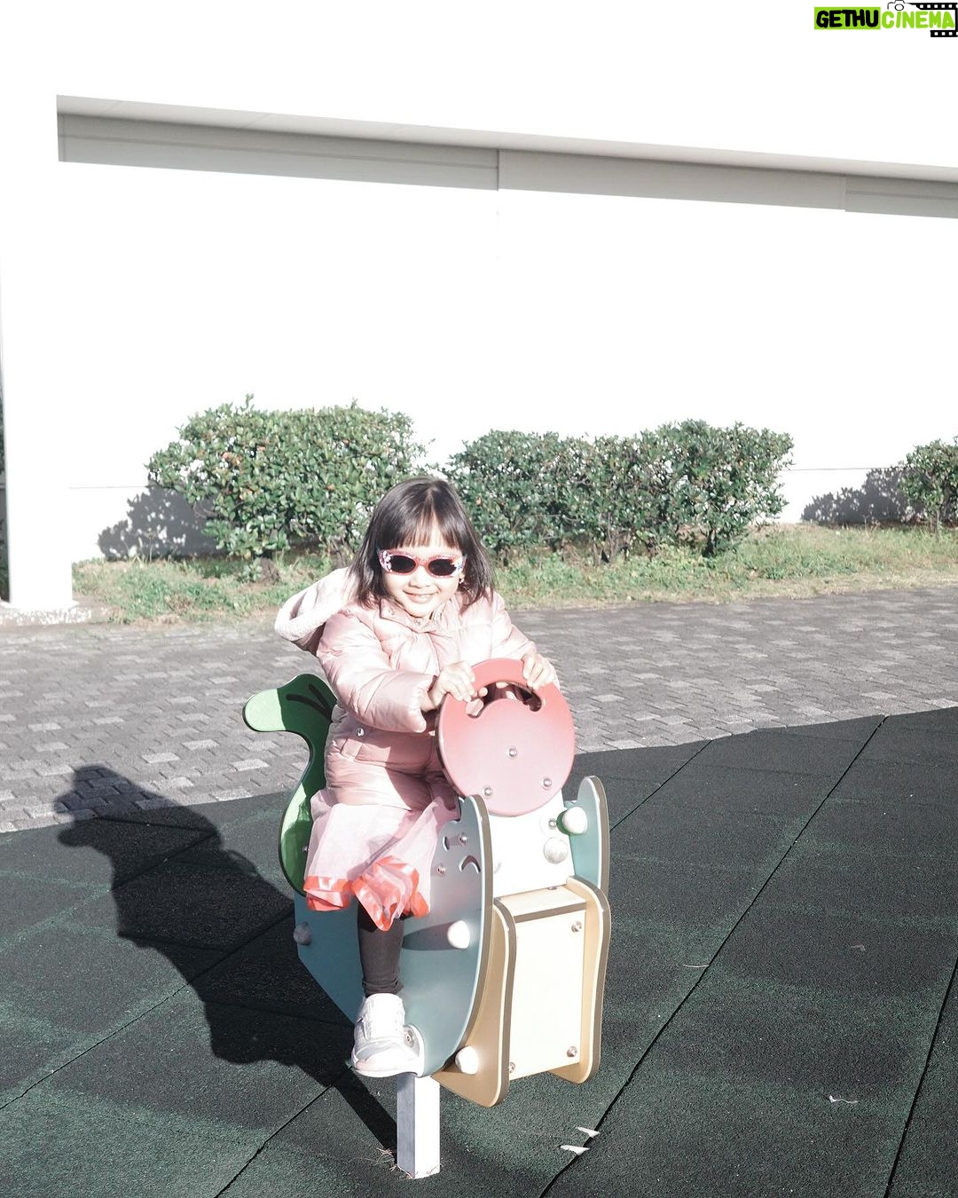 Devi Kinal Putri Instagram - seneng banget banyak playground gratisan🙏🏻😭🩷🤣 Urayasu